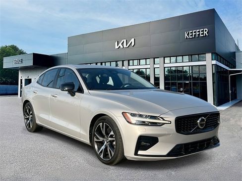 Used 2023 Volvo S60 B5 Core image 2
