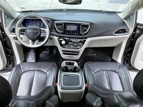Used 2020 Chrysler Pacifica Limited FWD image 12