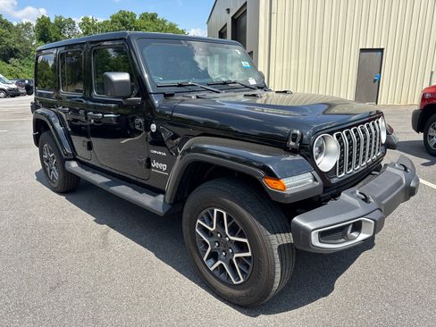 Used 2024 Jeep Wrangler Unlimited Sahara w/ Technology Group AWD/4WD image 3