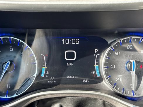 Used 2023 Chrysler Pacifica Touring-L FWD image 15