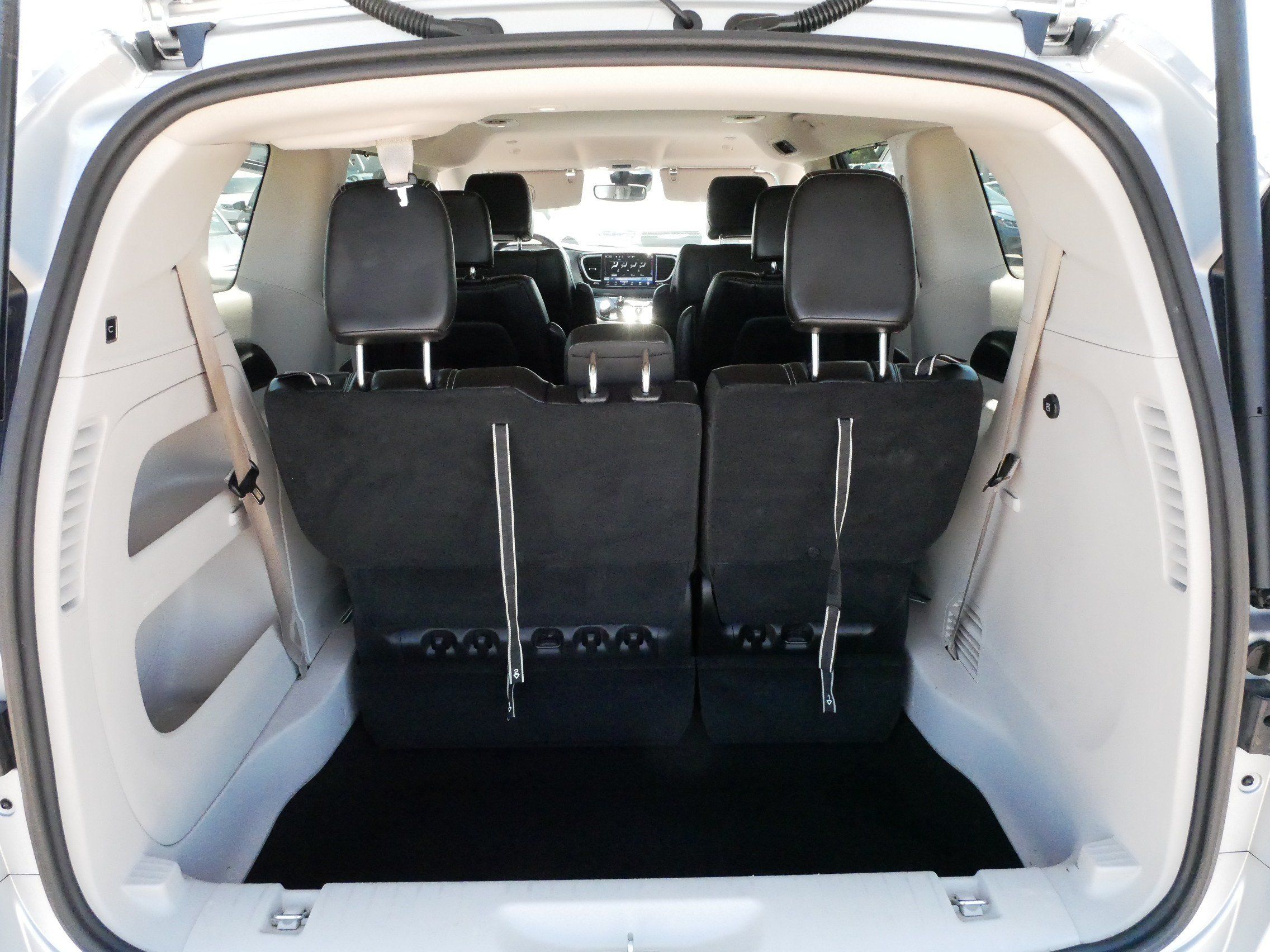 Used 2023 Chrysler Pacifica Touring-L FWD image 18