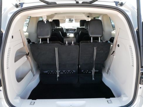 Used 2023 Chrysler Pacifica Touring-L FWD image 18