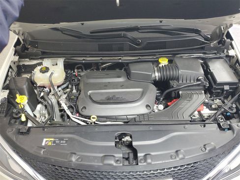 Used 2020 Chrysler Pacifica Touring-L Plus w/ Tire & Wheel Group image 9