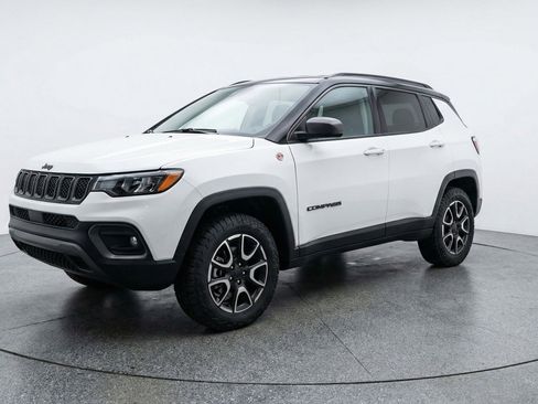 Used 2025 Jeep Compass Trailhawk AWD/4WD image 3