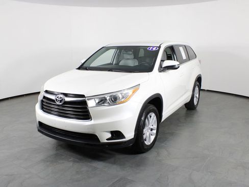 Used 2014 Toyota Highlander LE image 2
