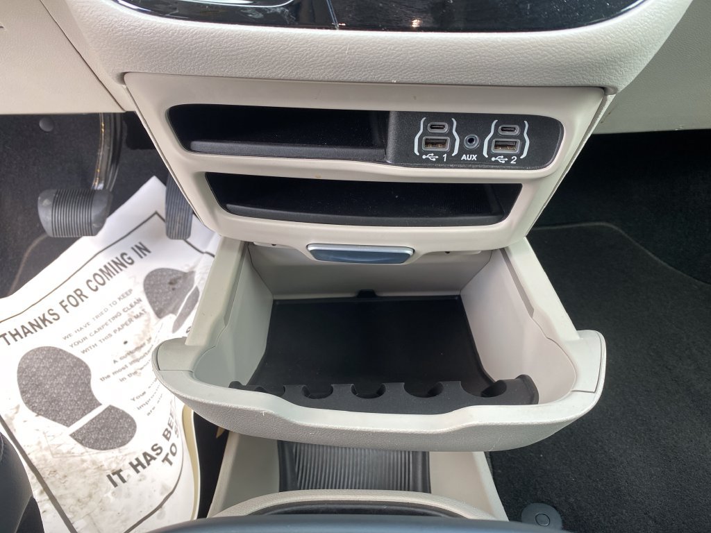 Used 2023 Chrysler Pacifica Touring-L FWD image 31