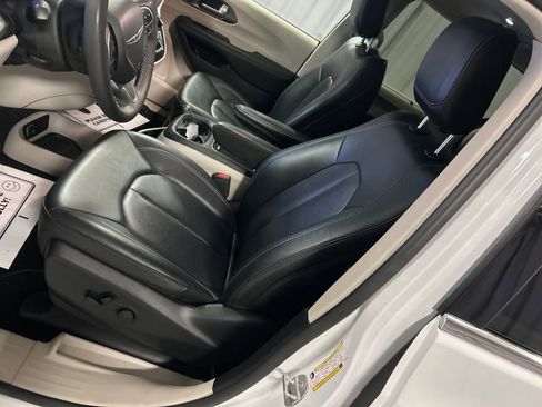 Used 2024 Chrysler Pacifica Touring-L FWD image 12