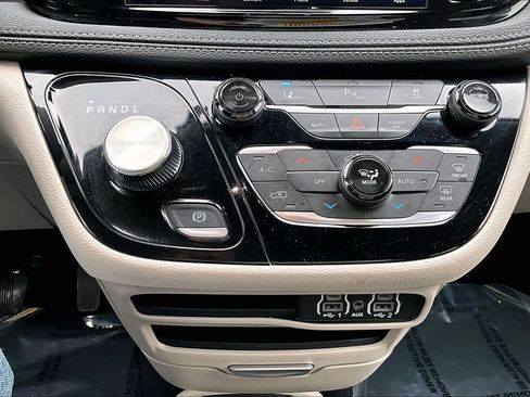 Used 2023 Chrysler Pacifica Touring-L image 32