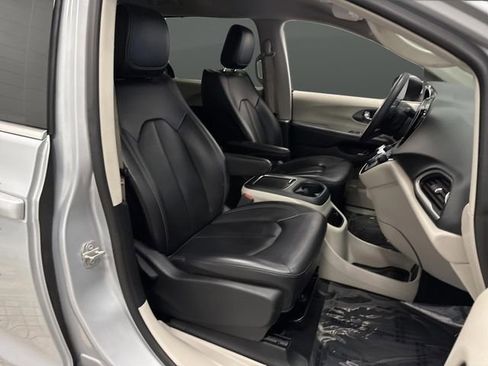 Certified 2023 Chrysler Pacifica Touring-L image 28