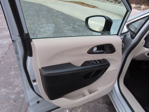 Certified 2024 Chrysler Pacifica Touring-L image 19