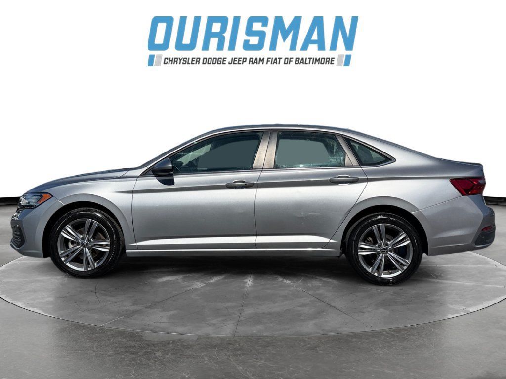 Used 2024 Volkswagen Jetta SE FWD image 3