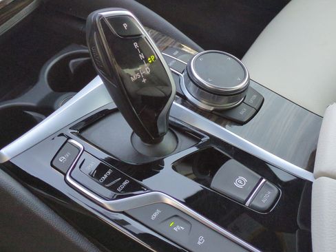 Used 2019 BMW 530e w/ Convenience Package image 26