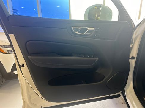 Certified 2023 Volvo XC60 B5 Ultimate w/ Climate Package image 9