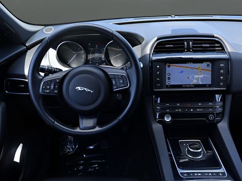 Used 2018 Jaguar F-PACE Premium AWD/4WD image 17