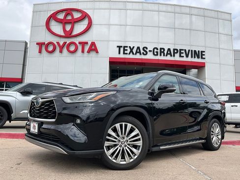 Used 2023 Toyota Highlander Platinum image 2