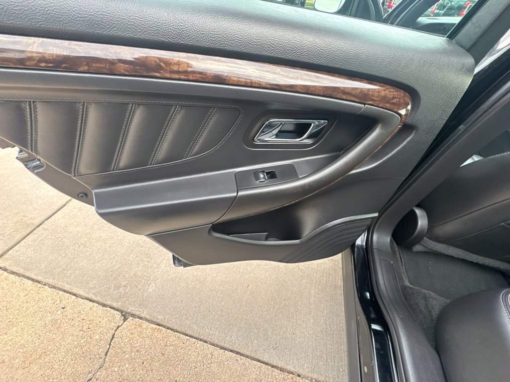 Used 2018 Ford Taurus Limited AWD/4WD image 32