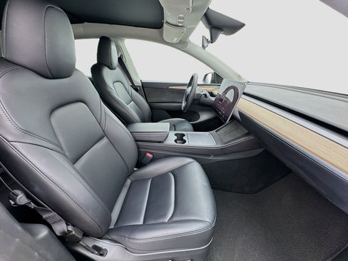 Used 2024 Tesla Model Y Long Range image 19