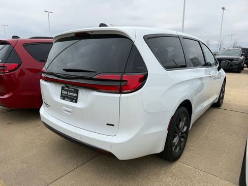 New 2026 Chrysler Pacifica Select image 7