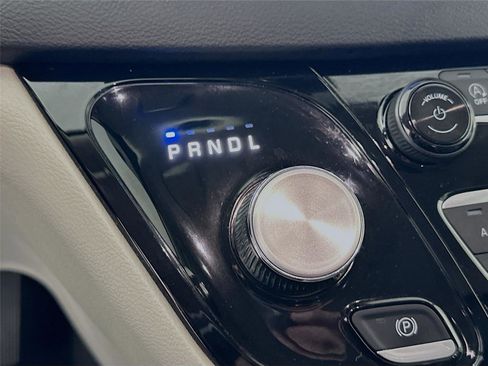 Used 2024 Chrysler Pacifica Touring-L FWD image 15