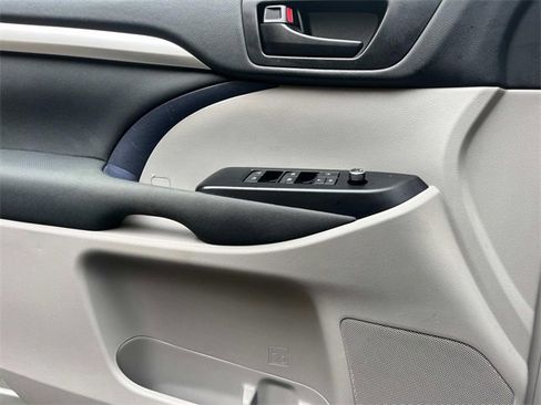 Used 2019 Toyota Highlander LE image 22