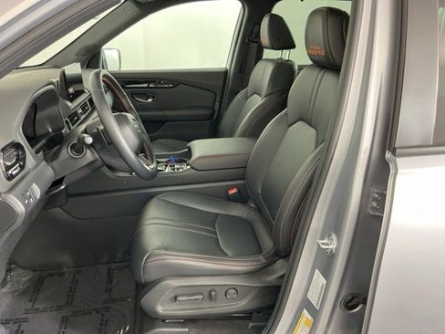 Used 2025 Honda Pilot TrailSport image 14