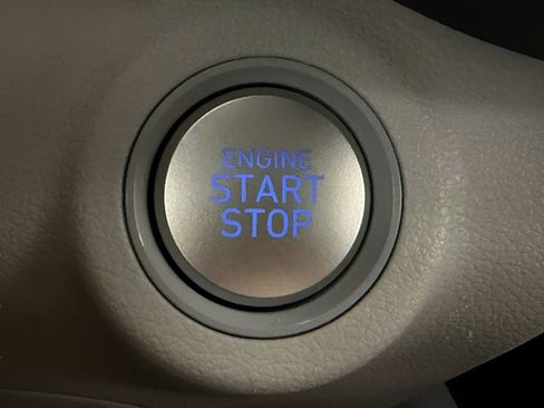 Used 2025 Hyundai Venue Limited FWD image 23