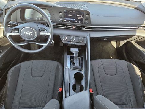 Certified 2025 Hyundai Elantra SE FWD image 19