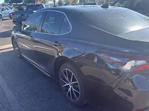 Used 2022 Toyota Camry SE image 1