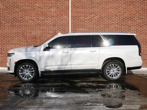 Used 2023 Cadillac Escalade ESV Premium Luxury image 2