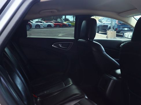 Used 2017 Chrysler 200 Limited Platinum image 28