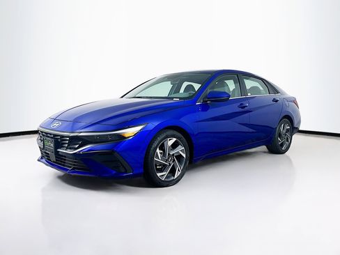 Used 2025 Hyundai Elantra SEL FWD image 3