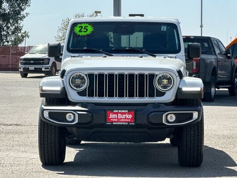 Used 2025 Jeep Wrangler Unlimited Sahara AWD/4WD image 8