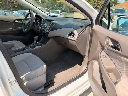 Used 2018 Chevrolet Cruze LT w/ Convenience Package FWD image 19