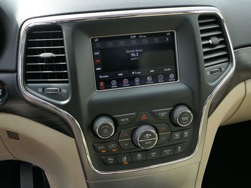 Used 2021 Jeep Grand Cherokee Laredo RWD image 18