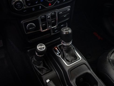 Used 2020 Jeep Wrangler Unlimited Sahara image 32