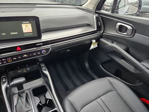 Certified 2025 Kia Sorento S w/ Panoramic Sunroof Package image 13