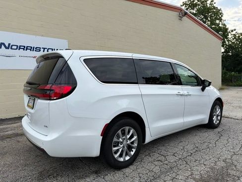Used 2026 Chrysler Pacifica Select AWD/4WD image 4