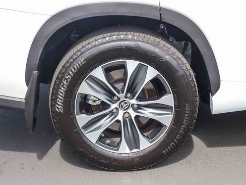 Certified 2024 Toyota Highlander XLE AWD/4WD image 9