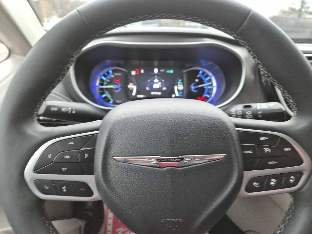 Used 2024 Chrysler Pacifica Limited FWD image 10