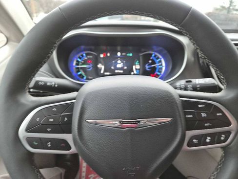 Used 2024 Chrysler Pacifica Limited FWD image 10
