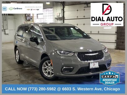 Used 2025 Chrysler Pacifica Select