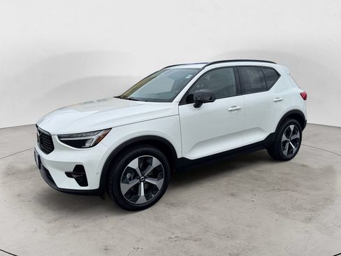 Certified 2025 Volvo XC40 B5 Plus AWD/4WD image 2