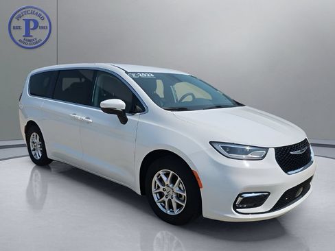 Used 2023 Chrysler Pacifica Touring-L FWD image 1