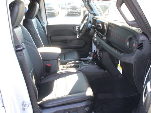Used 2026 Jeep Gladiator Rubicon w/ Technology Group AWD/4WD image 28