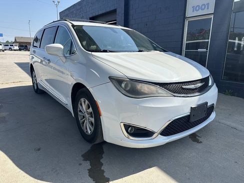 Used 2017 Chrysler Pacifica Touring-L FWD image 2