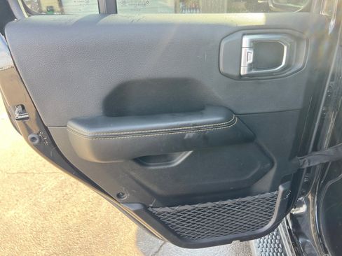 Used 2024 Jeep Wrangler Sahara image 29