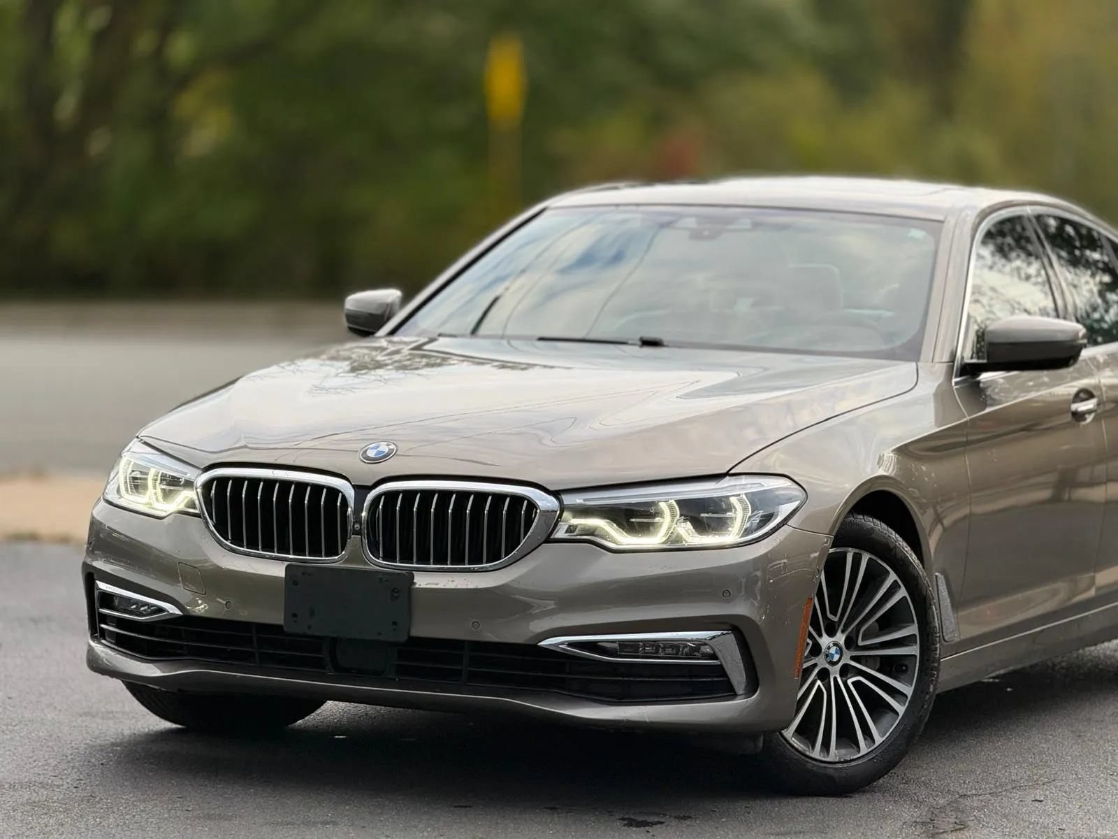 Used 2017 BMW 540i RWD image 2