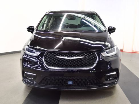 Used 2024 Chrysler Pacifica Touring-L FWD image 3