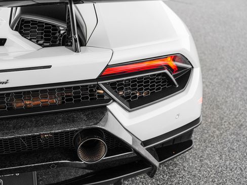 Used 2018 Lamborghini Huracan Performante AWD/4WD image 40