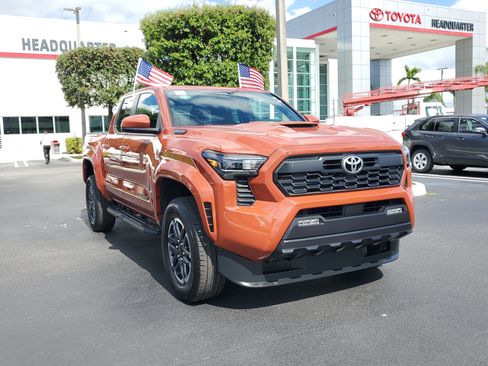 Used 2025 Toyota Tacoma TRD Sport image 2